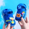 Novos chinelos de EVA para crianças com bico fechado e furos, fofos, de desenho animado, para bebês, antiderrapantes, sandálias de verão para meninos e meninas