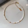 Colar de Pérolas Irregulares Baroque de Água Doce Grão de Arroz Francês com Contas de Latão Banhado a Ouro Corrente Elegante para Clavícula de Celebridade Cyber para Mulheres