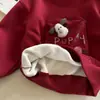 Moletons de fleece para meninos e meninas, nova coleção outono/inverno 2026, design de desenho animado vermelho, forrados com fleece e espessados, moletons de bebê fofos e estilosos