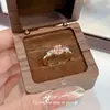 Anillo de Diamante Rosa Brillante, Diseño Minimalista de Nicho, de Alta Gama y Exquisito, Elegante y Lujoso, Versátil para Apilar, Adecuado para el Dedo Índice