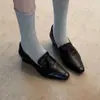 Sapatos femininos de couro estilo retrô britânico com textura de pele de carneiro, bico quadrado, simples e versáteis para o trabalho, mocassins slip-on de salto grosso para mulheres