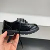 Estilo de cordones con decoración de patrón perforado, mocasines de cuero brillante de color liso, nuevos zapatos de cuero versátiles para hombre de principios de otoño 2026