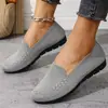 Sapatos de Pano de Pequim Antigos de Tamanho Grande para Mulheres Novos Sapatos de Malha Tecida Voadora Respiráveis de Primavera e Verão Boca Rasa Respirável Antiderrapante Sapatos de Mãe Idosa