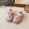 Zapatos Infantiles 2026 Primavera/Verano Nuevas Llegadas Zapatos Deportivos para Niños Zapatos Ligeros para Correr al Aire Libre para Niños Zapatos de Tabla de Suela Suave de Caña Baja para Niñas