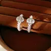 Brincos de Pérola Dupla em Forma de C com Zircônias e Tachas Prateadas, Estilo Exclusivo de Nicho, Brincos Versáteis com um Toque de Luxo Leve e Sofisticado