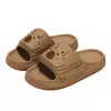 Novas Pantufas Fofas de Desenho Animado para Homens e Mulheres, Estilo Cartoon Eva, Novos Modelos de Primavera e Verão, Pantufas Antiderrapantes para Casa e Uso Externo