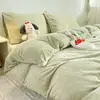 Juego de ropa de cama de cuatro piezas de terciopelo de leche con grabado ins sábana de tejido gofrado clase A funda de edredón de terciopelo coral faldón de cama textiles para el hogar juego de ropa de cama de tres piezas