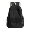 Mochila estudiantil a rayas verde claro de jazmín, estilo fresco y enérgico, ambiente de verano, mochila dulce para compras y sesión de fotos de chica