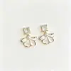Pendientes Yanbai Versátiles y de Moda, Exquisitos Pendientes de Flor de Esmalte Blanco Estilo Francés, Elegantes y Vintage de Lujo Ligero con Diseño de Pétalos para Mujer