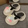 Zapatos de Agujeros con Dibujos de Estrellas Lindos para Mujer Verano 2025 Nuevo Calzado de Exterior Sandalias Tipo Zueco de Suela Gruesa de Doble Uso Modernas