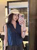 Camisa de color liso sin mangas con cuello en V, estilo casual minimalista para mujer, nuevo modelo de verano 2026, elegante, holgada, versátil, top que estiliza