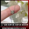 Collar de Doble Anillo V-Gold de Gama Alta Amor Clásico Colgante Redondo Completamente Diamantado Cadena para Clavícula de Oro de 18K Cielo Estrellado