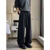 Coleção nova de 2026: roupas masculinas em estilo relaxed, old-money, apresentando calças plissadas em bambu, de perna curva, com um design casual e de perna larga