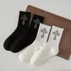 Meias para Homens, Outono e Inverno, Meias de Cano Médio para Todas as Estações, Meias Longas Casuais de Basquete para Estudantes, Padrão Cruzado Preto e Branco