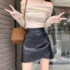 Saia Curta Feminina de Couro PU Plissada Assimétrica Estilo Hot Girl Outono/Inverno 2023 Nova Cintura Alta Efeito Emagrecedor Linha A Justa ao Corpo