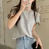 Blusa de tricô versátil e estilosa de manga curta para mulheres, coleção de verão 2026, design branco vazado, jovial e leve, novo top curto da moda