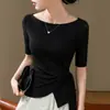 Camiseta roja de mujer de manga media, nuevo estilo otoño 2026, hombros descubiertos con tirantes, fruncida, corte ajustado, manga tres cuartos, top de malla de alta gama