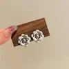 Pendientes de Camelia Tridimensionales con Dibujo de Alambre Método Antiguo Sentido de Lujo Ligero Retro de Alta Gama Diseño Personalizado Moda Pendientes Elegantes Versátiles