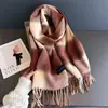 Bufanda Cálida de Cuadros de Color Contrastante de Alta Gama para Otoño e Invierno Chal para Mujer Versátil Ropa de Trabajo Bufanda de Imitación Cachemir con Borlas de Arena Fina