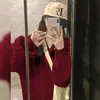 Suéter rojo de punto retorcido con cuello en V retro para mujer, estilo perezoso de otoño e invierno, suéter holgado de longitud media engrosado