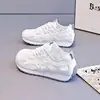 Sapatos de Malha Respirável Leves e Confortáveis de Verão para Mulheres 2026 Novos Sapatos de Malha com Sola Macia e Superfície Macia Tênis Brancos Sapatos Casuais Esportivos