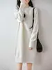 Vestido de malha feminina puro lã gola redonda, novo para outono/inverno 26, vestido base de manga longa espesso de sete agulhas com fenda lateral