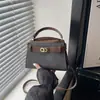 Bolso pequeño cuadrado de diseño único para mujer, nuevo modelo otoño 2026, diseño versátil de bloques de color, bolso de hombro/cruzado de lujo ligero y elegante
