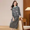 Conjunto de duas peças para o início do outono: colete de gola redonda e vestido de tricô de comprimento médio para mulheres, vestido suéter de manga longa solto e versátil