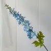 Arreglo de Escena con Flores Artificiales con Delphiniums Altos, Flores Artificiales, Flores Falsas, Exhibición de Flores Artificiales, Delphiniums Grandes, Jacinto, Transfronterizo