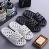 Sandalias de casa para mujer con huecos verano interior casa baño ducha suela suave simples pantuflas de pareja para hombre venta al por mayor