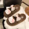 Chinelos de algodão 2026 novos para outono e inverno para mulheres, com sola grossa, fofos, fofinhos, com design de personagem Hello Kitty