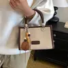 Bolsa de Ombro Aveludada Retrô Exquisita Feminina Pequena Quadrada Diária Nova Bolsa de Mão Camurça Transversal Moda Outono Grande Capacidade 2026 Ombro Único