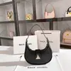 Entrega em uma peça nicho alta qualidade Bolsa Crescente 2023通勤 retro bolsa baguette bolsa de axila atacado