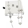 Joyería de moda que combina con todo, joyería de cinco flores, traje de cuatro hojas, hierba, láser, pulsera, collar, pendientes, acero de titanio, temperamento simple.