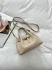 Nova Bolsa Saco de Nicho Estilo Coreano 2026 para Mulheres, Bolsa Transversal com Padrão de Lichia, Bolsa de Mão de Luxo com Pingente de Boneca Fofa