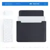 Funda para portátil compatible con MacBook Neo, hecha de material de cuero en la misma serie de colores, ofreciendo un toque premium
