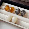Pendientes geométricos de resina con incrustaciones de aguja plateada estilo retro de Hong Kong, pendientes de temperamento de alta gama, joyería simple para otoño e invierno, mujer