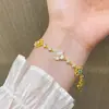 Loja de Ouro Mesmo Estilo Ouro Areia Incrustado Madrepérola Rosa Cinco Flores Pulseira Vazada Alto Padrão Luxo Leve Versátil Joia Presente para Namorada