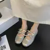 Sapatos Wanwan sola reta outono bico quadrado sapatos Mary Jane 2026 temperamento laço francês boca rasa sapatos de salto baixo vento quente feminino novo