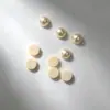 Cuentas Redondas Planas de Perlas Sintéticas de Media Caña en Color Blanco Crudo Disponibles para Accesorios de Cabello Hechos a Mano y Pinzas para el Cabello DIY