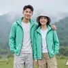 Nueva chaqueta casual unisex, versátil para hombres y mujeres, adecuada para parejas, chaqueta transpirable para exteriores, resistente al agua, con capucha desmontable y personalizable con impresión de logo