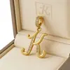 Fornecimento de Website Independente Colar com Pingente de 26 Letras, Banhado a Cobre com Ouro 18K e Cravejado com Diamantes, Estilo Europeu e Americano, Exclusivamente para Joias Transfronteiriças