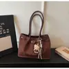 Bolso nuevo 2026, colección de otoño de moda, bolso de hombro de gran capacidad, diseño elegante y sofisticado, perfecto para los desplazamientos diarios de las mujeres