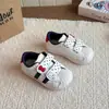 2026 Zapatos Nuevos para Niñas Otoño Superficie de Cuero Zapatos Deportivos Niños Medianos y Grandes Bebé Súper Populares Casual Zapatos Forrest Gump Suela Suave