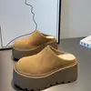 Chinelos Meia-Bota Femininos Estilo Coreano Bolo Cozido Solado Grosso Bico Fechado Lançamento Outono/Inverno 2026 Versátil com Pelúcia Adicional Aumentador de Altura