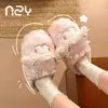 2026 Nuevo Pañuelo Sanrio Pantuflas de Algodón para Mujer Lindas Versátiles Cómodas Cálidas Antideslizantes de Punta Cerrada Zapatos para Mejor Amiga