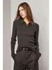 U.N.Q. irradia un encanto refinado y suave, con una textura suave y amigable con la piel y una calidad excepcional. Este es un polo de punto base de hilo Yangzi alemán