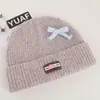Gorro de tricô estilo coreano com laço de cordão de lã, projetado para mulheres, adequado para outono e inverno, proporcionando calor e proteção para as orelhas, e ideal para estudantes