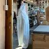 Atuendo Versátil de Moda de Verano 2026 Estilo Old Money Nuevo y Viejo: Conjunto de Top de Tirantes Blanco con Cuello en V Anudado y Pantalones