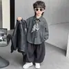 Conjunto de otoño para niño: chaqueta de cuero elegante y genial, conjunto de tres piezas de moda coreana de primavera y otoño para niños con camisa a cuadros